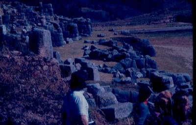 [Ruínas de paredes de pedras de Machu Picchu]